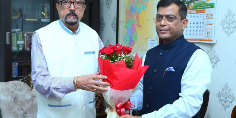 राज्यपाल रमेन डेका से राज्य निर्वाचन आयुक्त ने सौजन्य भेंट की…..