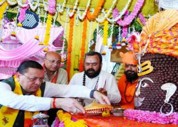 Uttarakhand News: हर-हर महादेव के जयघोष से गूंजा देहरादून, धामी ने टपकेश्वर महादेव की भव्य शोभायात्रा का किया शुभारंभ, आस्था के रंग में रंगा शहर…