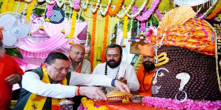 Uttarakhand News: हर-हर महादेव के जयघोष से गूंजा देहरादून, धामी ने टपकेश्वर महादेव की भव्य शोभायात्रा का किया शुभारंभ, आस्था के रंग में रंगा शहर…