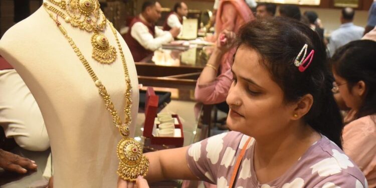 Gold Price Today: सोना ₹1.52 लाख के पार, चांदी में भी तेज उछाल; जानें आज के ताजा भाव
