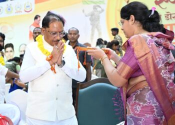 ‘मेरी सगी बहन नहीं… आज माधुरी जी ने वह कमी पूरी कर दी’ : राखी बंधवाकर भावुक हुए मुख्यमंत्री साय…..