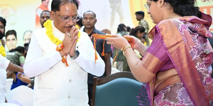 ‘मेरी सगी बहन नहीं… आज माधुरी जी ने वह कमी पूरी कर दी’ : राखी बंधवाकर भावुक हुए मुख्यमंत्री साय…..