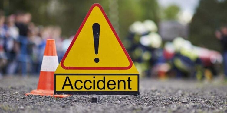 CG Accident- CG में खौफनाक सड़क हादसा: दो बाइकों की आमने-सामने भिड़ंत के बाद सड़क पर गिरे युवकों को ट्रक ने कुचला, 2 की मौके पर मौत; बाइक में लगी आग, तीन गंभीर घायल…..