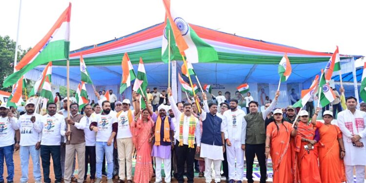 नारायणपुर से शुरू हुई बस्तर तिरंगा यात्रा: उपमुख्यमंत्री विजय शर्मा और वन मंत्री केदार कश्यप ने बाइक चलाकर किया नेतृत्व, नक्सल प्रभावित क्षेत्रों में पहुंचेगा तिरंगा….
