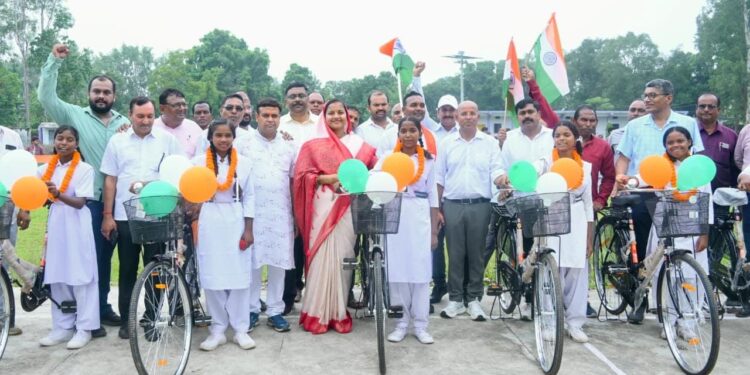 मंत्री लक्ष्मी राजवाड़े ने सरस्वती साइकिल योजना के तहत छात्राओं को बांटी साइकिलें…..