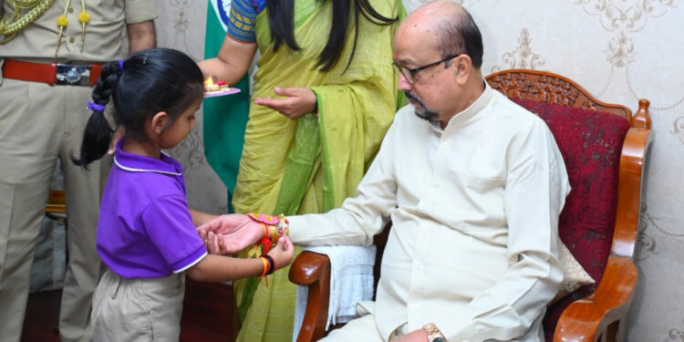 लोक भवन में गूंजा अपनत्व का संदेश, दिव्यांग बच्चों ने राज्यपाल रमेन डेका को बांधा रक्षा सूत्र…..