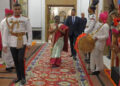 राष्ट्रपति भवन में गूंजी धमतरी के मांदर की थाप, स्वतंत्रता दिवस पर ‘जय गढ़िया बाबा दल’ ने बिखेरा छत्तीसगढ़ी लोकसंस्कृति का जादू…..