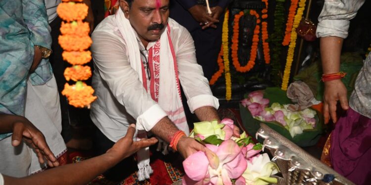 हर-हर महादेव और बोल-बम के जयघोष के साथ निकली भोरमदेव पदयात्रा, शिवमय हुआ कबीरधाम, उप मुख्यमंत्री विजय शर्मा हजारों श्रद्धालुओं के साथ पदयात्रा में हुए शामिल….