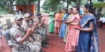 जिनसे कभी संघर्ष था, उन्हीं की कलाई पर बांधी राखी, चौगेल पुनर्वास केंद्र में आत्मसमर्पित माओवादियों ने डी आर जी जवानों को बांधी राखी, कहा—अब बंदूक नहीं, हुनर से संवारेंगे भविष्य….