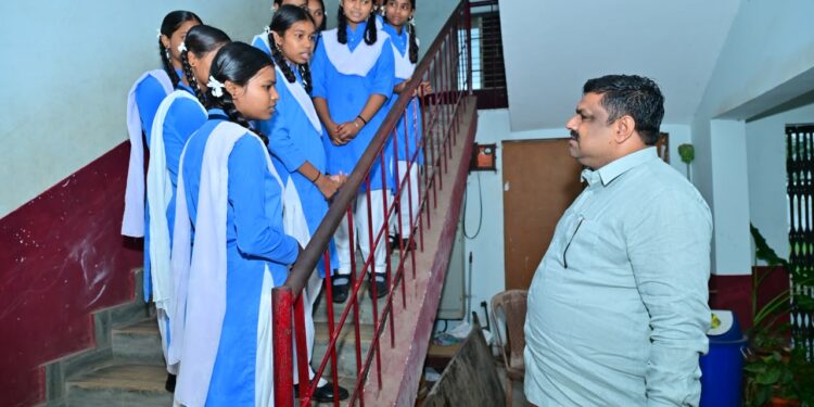 तर्रीघाट हाई स्कूल पहुंचे शिक्षा मंत्री गजेन्द्र यादव, विद्यार्थियों से किया संवाद; गुणवत्तापूर्ण शिक्षा और सर्वांगीण विकास पर दिया जोर….