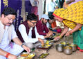 अपनों के बीच जमीन पर बैठकर देसी स्वाद का आनंद, वित्त मंत्री ओपी चौधरी ने कहा—यही हमारी संस्कृति की असली पहचान…..