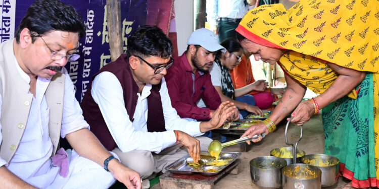 अपनों के बीच जमीन पर बैठकर देसी स्वाद का आनंद, वित्त मंत्री ओपी चौधरी ने कहा—यही हमारी संस्कृति की असली पहचान…..