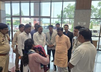 घायल जवानों से मिले वन मंत्री केदार कश्यप, बेहतर उपचार के दिए निर्देश….