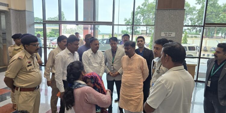 घायल जवानों से मिले वन मंत्री केदार कश्यप, बेहतर उपचार के दिए निर्देश….