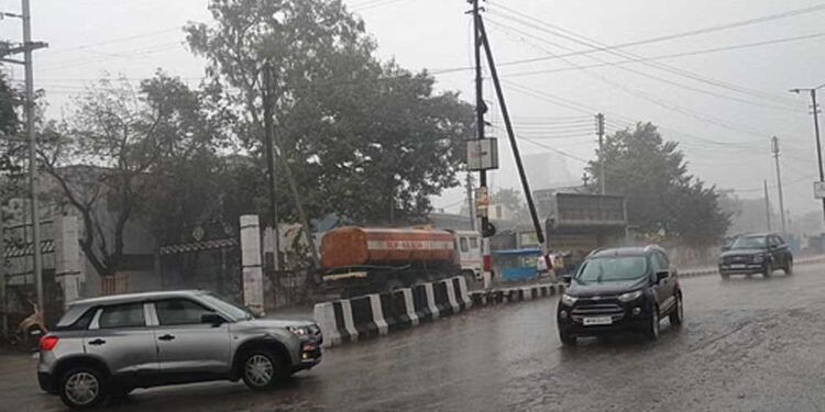 Weather Alert: जम्मू-कश्मीर, हिमाचल समेत कई राज्यों में भारी बारिश का अलर्ट, जानें आज का मौसम
