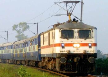 Railway Update: यात्रियों के लिए जरूरी खबर! 12 ट्रेनों के रूट में अस्थायी बदलाव, देखें डेट और स्टॉप