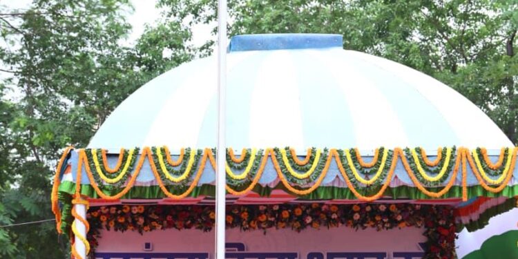 स्वतंत्रता दिवस समारोह: मुख्यमंत्री साय ने पुलिस परेड ग्राउंड पर किया ध्वजारोहण, परेड की ली सलामी…..