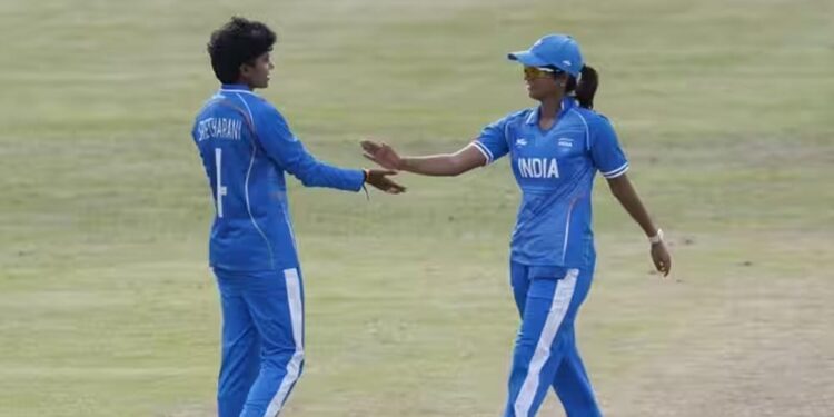 एशियन गेम्स में श्री चरणी का धमाल, 4 विकेट लेकर रचा इतिहास; बुमराह से भी बेहतर दिखा रिकॉर्ड