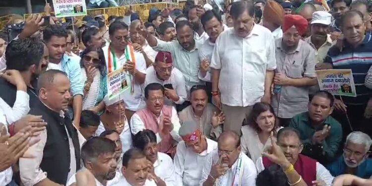 ज्ञानेश कुमार के इस्तीफे की मांग को लेकर कांग्रेस का सचिवालय कूच।