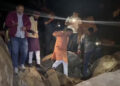 लिफ्ट लेकर और बोल्डर पार कर आपदा प्रभावित गांव पहुंचे धन सिंह रावत।