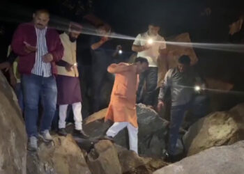 लिफ्ट लेकर और बोल्डर पार कर आपदा प्रभावित गांव पहुंचे धन सिंह रावत।