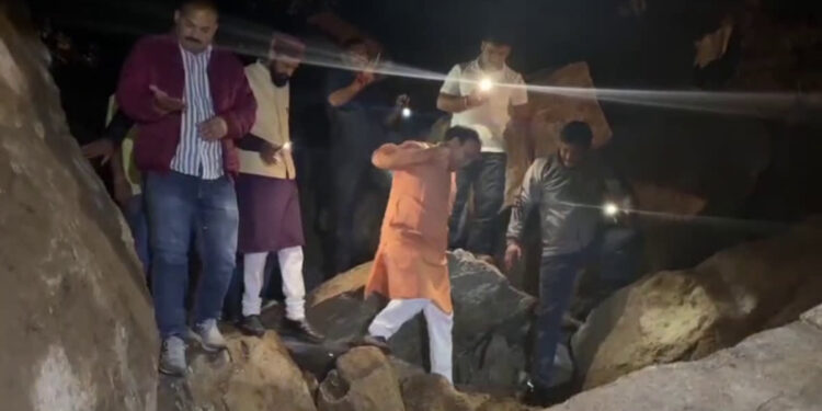 लिफ्ट लेकर और बोल्डर पार कर आपदा प्रभावित गांव पहुंचे धन सिंह रावत।