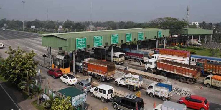 Toll Plaza पर अब ये गलती पड़ेगी भारी, गलत FASTag लेन में गए तो कटेगा दोगुना चालान