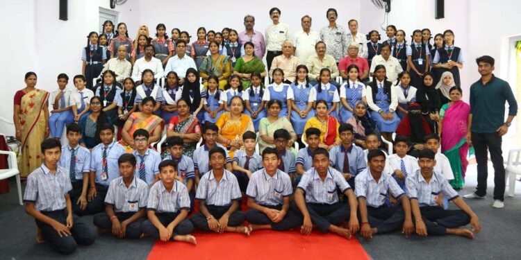 एनएमडीसी द्वारा सरकारी विद्यालयों के विद्याथियों के लिए हिंदी निबंध लेखन एवं हिंदी वाक् प्रतियोगिताओं का आयोजन