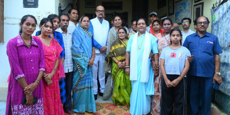 राज्यपाल रमेन डेका ने पद्म विभूषण स्व. डॉ. तीजन बाई के गृह ग्राम गनियारी पहुंचकर दी श्रद्धांजलि…..