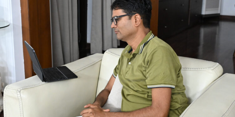 सेवा संकल्प अभियान को लेकर वित्त मंत्री ओपी चौधरी ने जशपुर के जनप्रतिनिधियों से की वर्चुअल बैठक…..