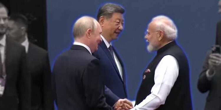 जिनपिंग-पुतिन से PM मोदी ने मिलाया हाथ, बगल से चुपचाप गुजर गए शहबाज शरीफ