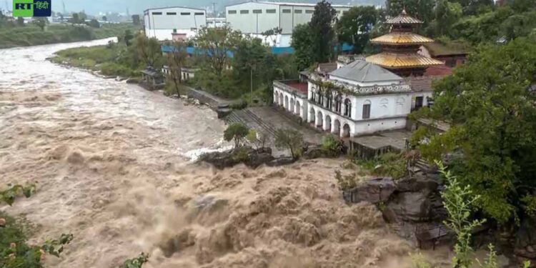 नेपाल में भारी बारिश और तूफान से तबाही, बाढ़-लैंडस्लाइड में 21 की मौत