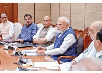 Modi Cabinet Reshuffle: मोदी कैबिनेट में बड़े फेरबदल की चर्चा तेज, वैष्णव का प्रमोशन और गडकरी के विभाग में बदलाव की अटकलें