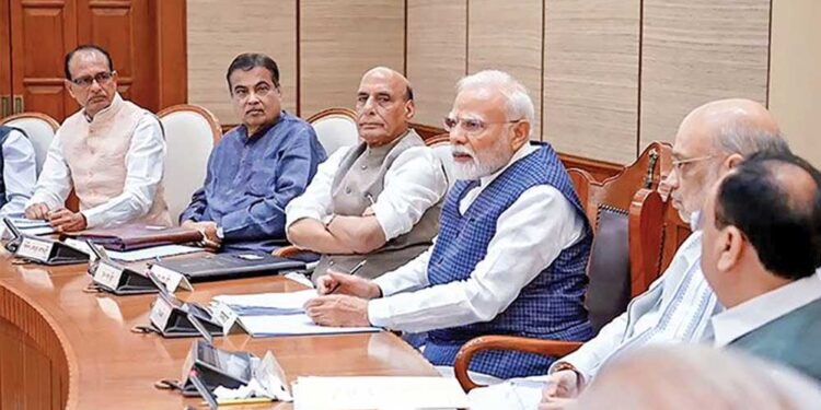 Modi Cabinet Reshuffle: मोदी कैबिनेट में बड़े फेरबदल की चर्चा तेज, वैष्णव का प्रमोशन और गडकरी के विभाग में बदलाव की अटकलें