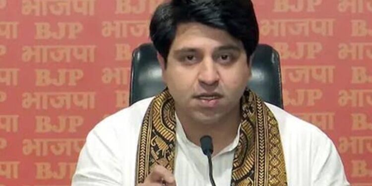 हिजाब विवाद में कांग्रेस पर बरसे पूनावाला, बोले- अपने ही वोटबैंक को ठोक दिया