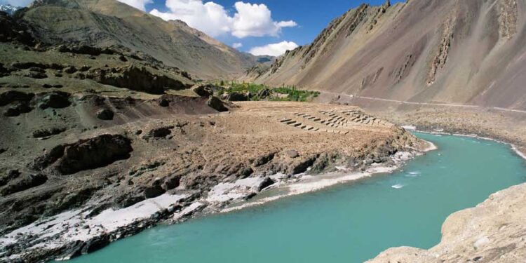 सिंधु नदी पर भारत का बड़ा दांव, लद्दाख में बना रॉक चेक डैम; पाकिस्तान की बढ़ी टेंशन