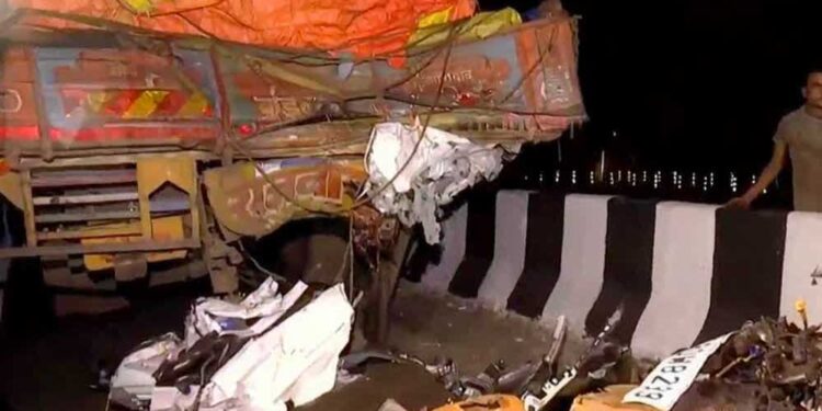 केरल के त्रिशूर में दर्दनाक हादसा, खड़े ट्रक से टकराई कार; 8 इंजीनियरिंग छात्रों की मौत
