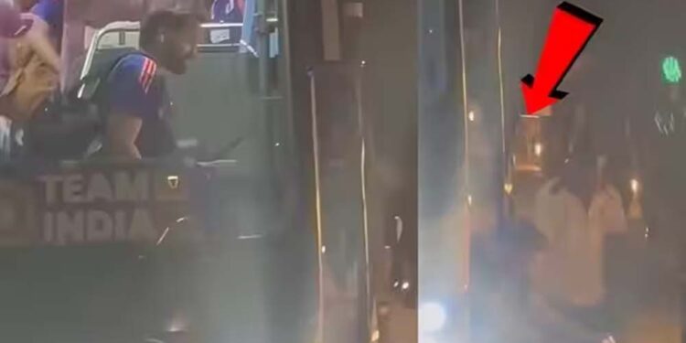 मैच जीतकर लौट रही टीम बस से गिरे रोहित शर्मा, विराट कोहली भी हुए परेशान