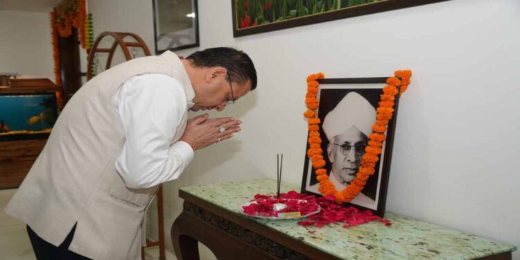 Uttarakhand News: शिक्षक दिवस पर CM धामी ने डॉ. राधाकृष्णन को किया नमन, कहा- गुरु ज्ञान के साथ संस्कार देकर नई पीढ़ी को दिखाते हैं सही दिशा….
