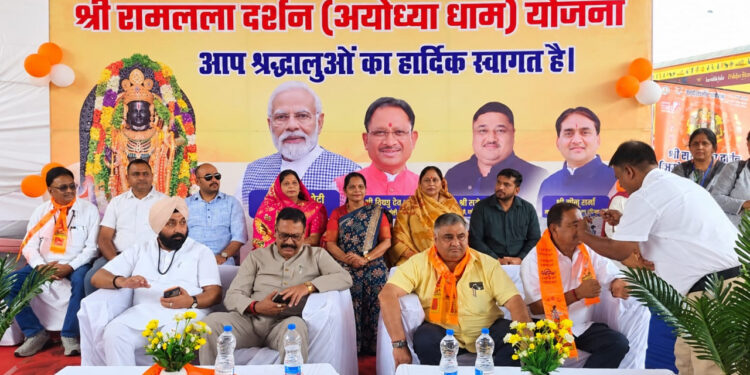 सरगुजा से अयोध्या तक आस्था का सफर, रामलला के दर्शन को 850 श्रद्धालु रवाना, अम्बिकापुर से भारत गौरव ट्रेन ने शुरू की काशी-अयोध्या की यात्रा, पर्यटन एवं संस्कृति मंत्री राजेश अग्रवाल ने दिखाई हरी झंडी….