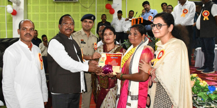 शिक्षक दिवस पर बलरामपुर में जिला स्तरीय समारोह- 21 उत्कृष्ट शिक्षक ज्ञानदीप और शिक्षादूत पुरस्कार से सम्मानित, शिक्षक केवल पाठ्यक्रम पूरा कराने वाला नहीं, बल्कि पीढ़ी का निर्माता- मंत्री रामविचार नेताम…..
