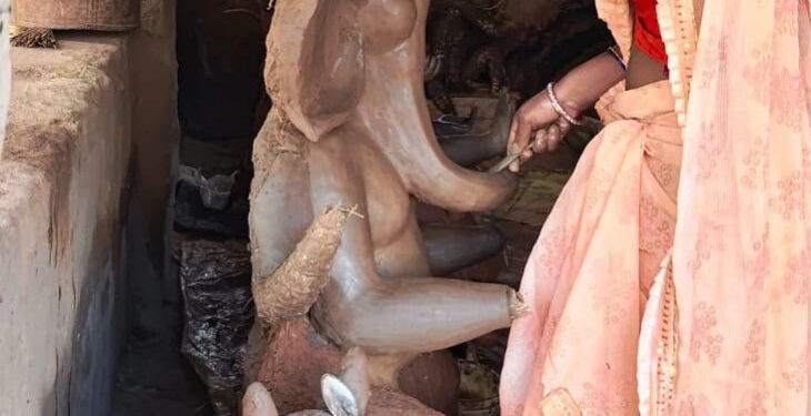 गणपति बप्पा की मिट्टी की प्रतिमा बनाकर बस्तर की महिलाओं ने हुनर से कमाए 1.80 लाख रुपए…..