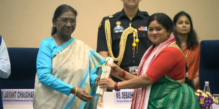 राष्ट्रपति ने सारंगढ़- बिलाईगढ़ की शिक्षिका सुनीता यादव को प्रदान किया राष्ट्रीय शिक्षक सम्मान….