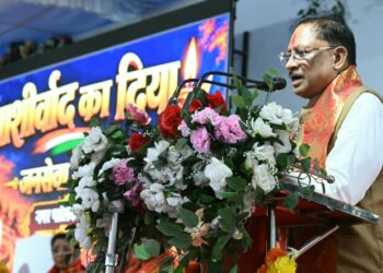 सवा लाख ‘आशीर्वाद के दीपों’ से जगमगाया खारुन तट, प्रधानमंत्री नरेंद्र मोदी के स्वस्थ और दीर्घायु जीवन के लिए हुई महाआरती….