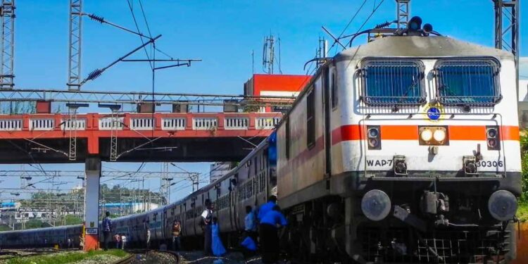 दिवाली-दशहरा पर रेलवे की बड़ी सौगात! 102 फेरे चलेंगी स्पेशल ट्रेनें, आज से बुकिंग शुरू