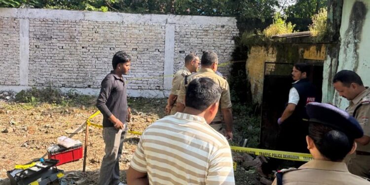 महिला की गोली मारकर हत्या, पुलिस को फोन कर पति ने दी सूचना; फिर मोबाइल बंद कर फरार