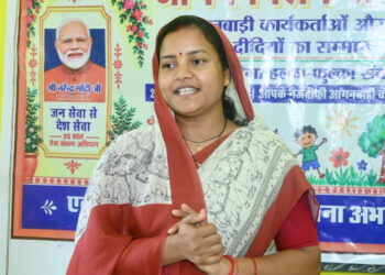 मंत्री लक्ष्मी राजवाड़े ने आंगनबाड़ी केंद्रों में बच्चों को कराया न्योता भोज, माताओं को भेंट किए मुनगा के पौधे….