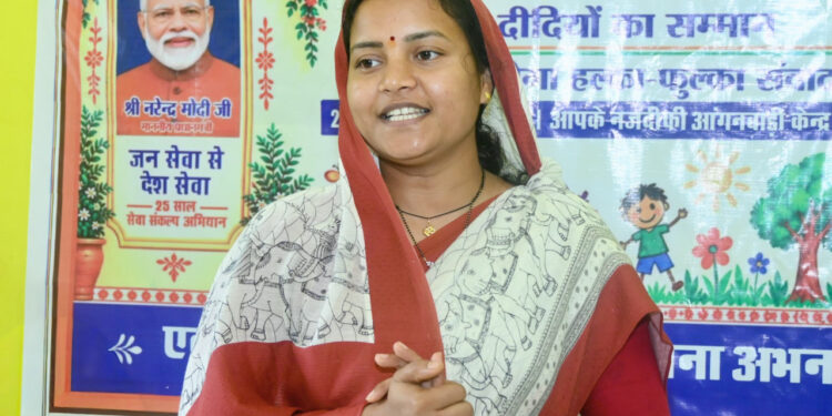 मंत्री लक्ष्मी राजवाड़े ने आंगनबाड़ी केंद्रों में बच्चों को कराया न्योता भोज, माताओं को भेंट किए मुनगा के पौधे….