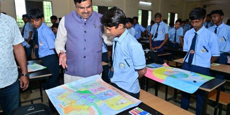 बच्चों ने रंगों में उकेरी विकसित भारत की तस्वीर, शिक्षा मंत्री गजेन्द्र यादव ने बढ़ाया उत्साह….