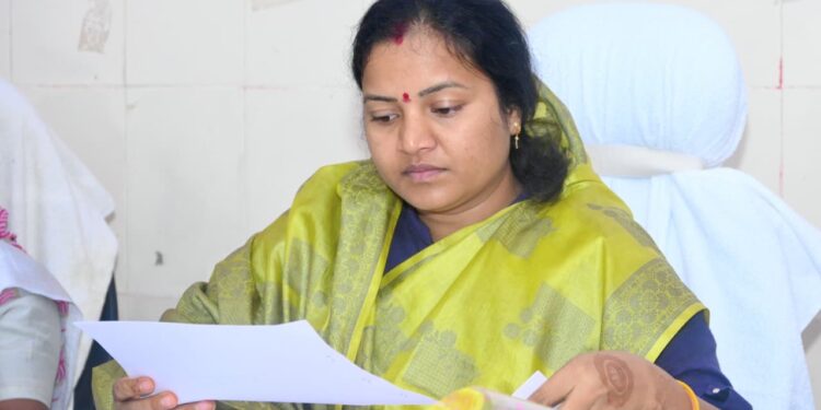 जनहित के कार्यों को प्राथमिकता देते हुए मंत्री लक्ष्मी राजवाड़े ने ओड़गी में विकास कार्यों की समीक्षा की……
